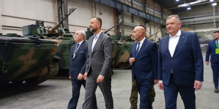 Stalowa Wola: W HSW odbyło się symboliczne przekazanie pierwszych Borsuków polskiemu wojsku