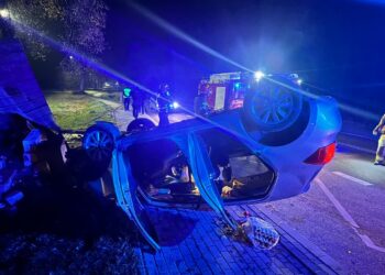 Kleczanów: Auto wypadło z drogi. Dziecko wśród pasażerów