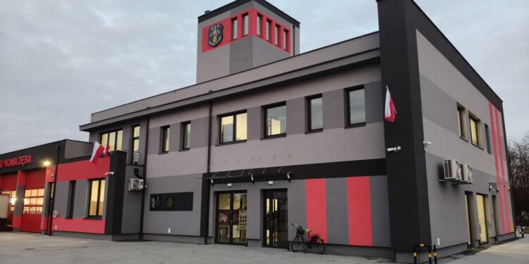 Nowa Dęba. Strażacy ochotnicy z nową remizą