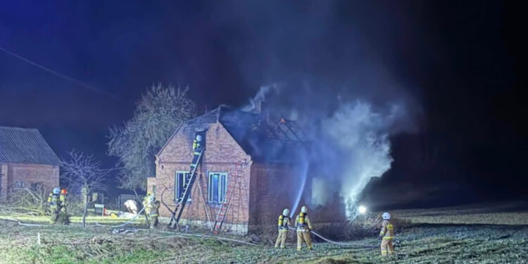 Opatów: Tragiczny pożar domu w Maruszowie. Nie żyje dwóch mężczyzn