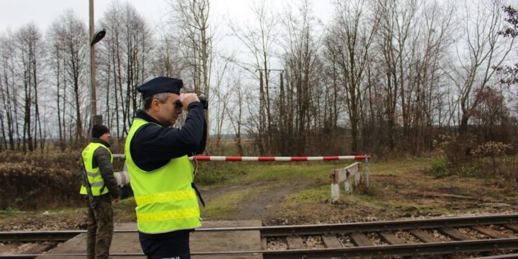 Tarnobrzeg: Wzmożone kontrole na torach.Policja strzeże bezpieczeństwa kolei