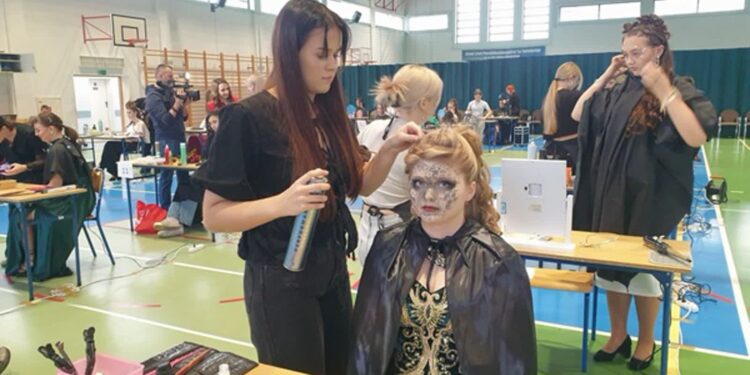 Tarnobrzeg: Magia warkoczy i loków. Rywalizowali młodzi fryzjerzy