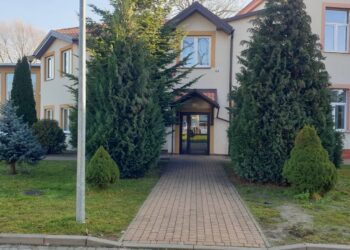 Tarnobrzeg: 14-latek z Tarnobrzega zaatakował woźnego w szkole. Sąd umieścił go w schronisku dla nieletnich