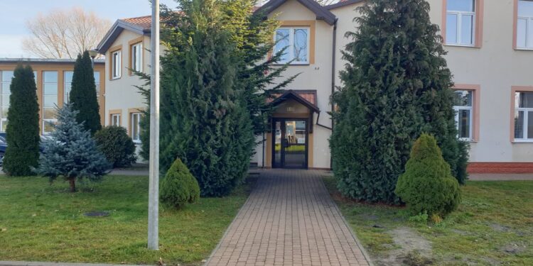 Tarnobrzeg: 14-latek z Tarnobrzega zaatakował woźnego w szkole. Sąd umieścił go w schronisku dla nieletnich