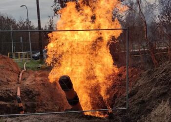 Ostrowiec Świętokrzyski: Pożar gazociągu, jedna osoba poparzona