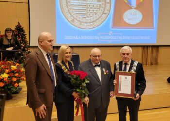 Kielce, Sandomierz: Pisarz Andrzej Sarwa z Honorową Odznaką Województwa Świętokrzyskiego