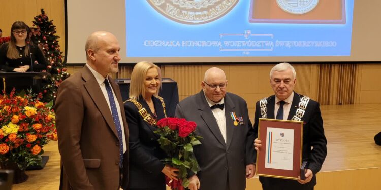 Kielce, Sandomierz: Pisarz Andrzej Sarwa z Honorową Odznaką Województwa Świętokrzyskiego