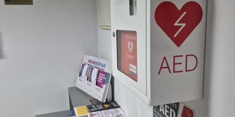 Majdan Królewski:   Defibrylator AED w budynku posterunku policji