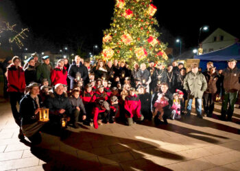 Stalowa Wola: Harcerze rozdali Betlejemskie Światło Pokoju