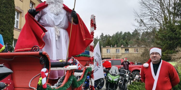 Baranów Sandomierski. Prezenty dla wychowanków Domu Dziecka od zmotoryzowanych Mikołajów