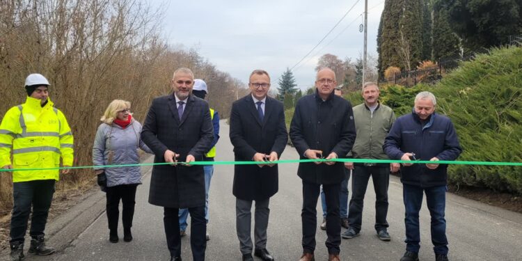 Pielaszów: Najbardziej zniszczona droga w powiecie znów służy mieszkańcom