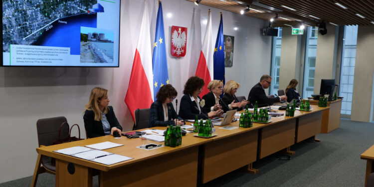 Warszawa: Sejmowa Komisja Ochrony Środowiska negatywnie o sprzedaży terenów pod budowę SMR w Stalowej Woli – miasto się nie poddaje