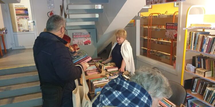 Tarnobrzeg: Drugie życie książek na świątecznym kiermaszu w bibliotece