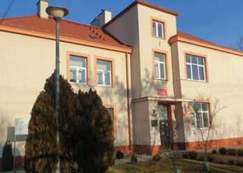 Tarnobrzeg: Ósmoklasista z przedmiotem przypominającym maczetę wszedł do szkoły