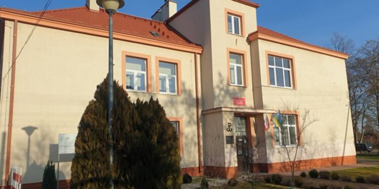 Tarnobrzeg: Ósmoklasista z przedmiotem przypominającym maczetę wszedł do szkoły