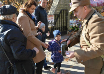 Stalowa Wola: Jubileuszowa kwesta na ratowanie zabytkowych nagrobków z rekordową zbiórką