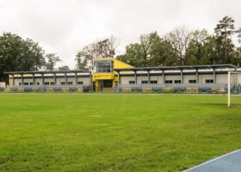 Nowa Dęba. Przecieka dach w nowym budynku SOSiR