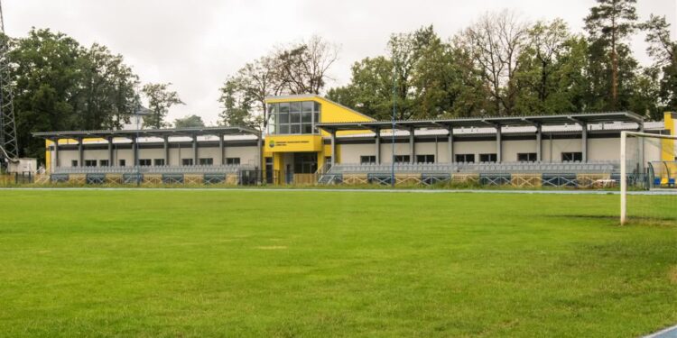 Nowa Dęba. Przecieka dach w nowym budynku SOSiR