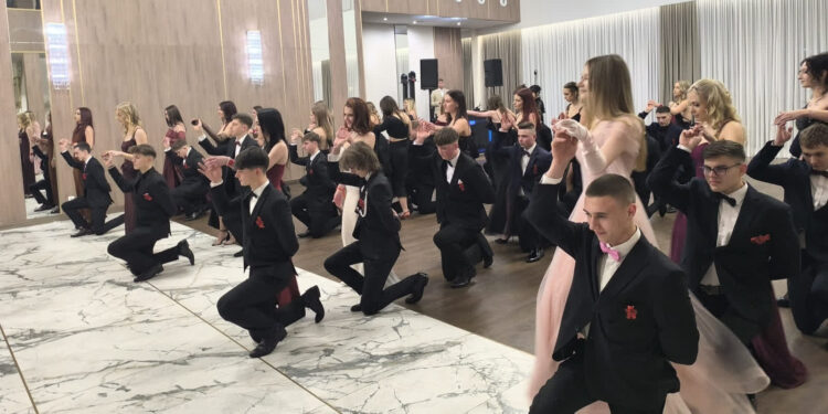 Nisko: Bal studniówkowy maturzystów z RCEZ