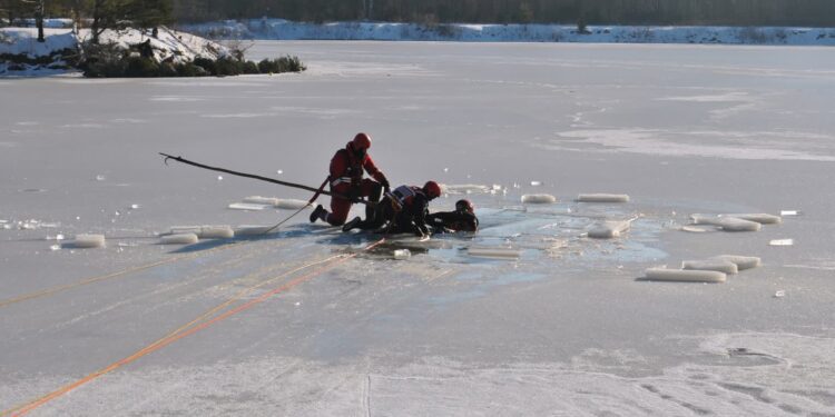 Region: Zamarznięte zbiorniki wodne to nie miejsce na spacery czy zabawę