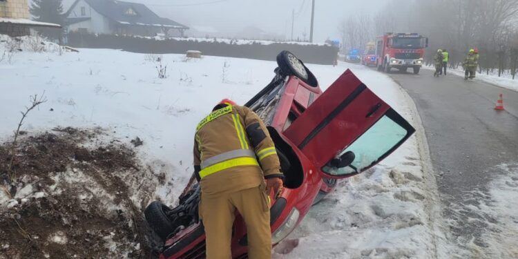 Chobrzany: Samochód dachował