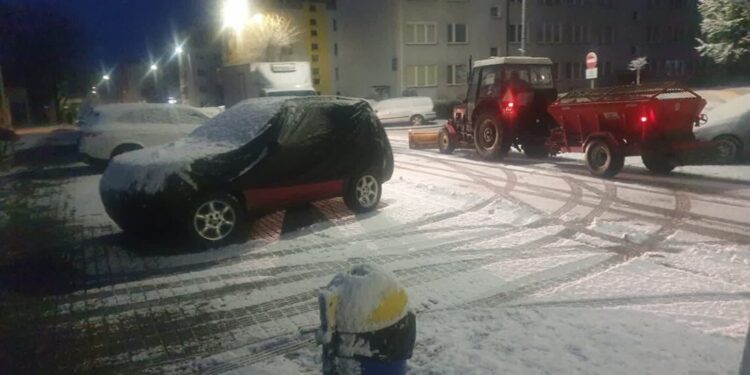 Tarnobrzeg. Zimowe utrzymanie dróg w mieście. Kolejne opady prognozowane na noc