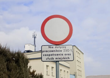 Stalowa Wola: Rodzice dowożący dzieci do Szkoły Podstawowej nr 5 stwarzają zagrożenie