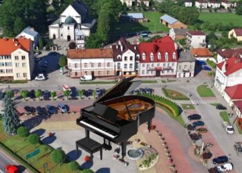Radomyśl Wielki: Rynek bez parkingu  ale z fortepianem…