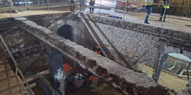 Stalowa Wola: W modernizowanym budynku Kina Ballada praca wre – finał wiosną 2028