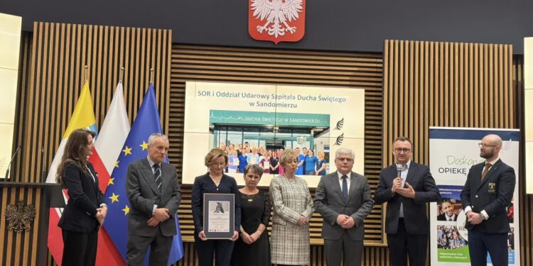 Sandomierz: Wręczono certyfikaty „Angels Region”. Sandomierska neurologia z Diamentowym Certyfikatem ESO