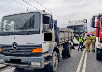 Sandomierz: Zderzenie ciężarówek na moście. Są utrudnienia.