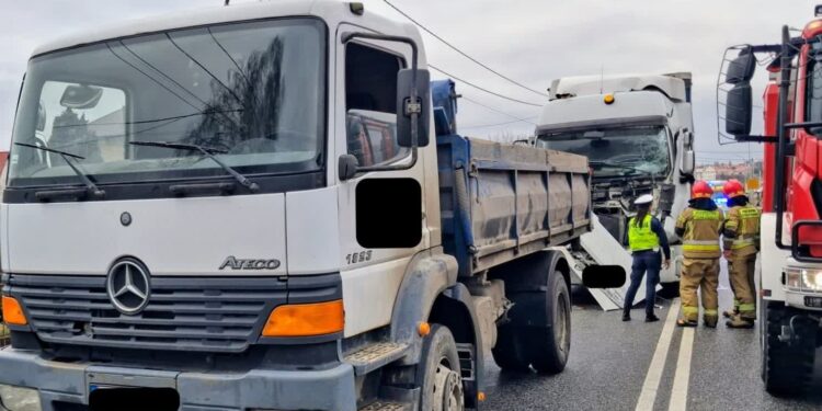 Sandomierz: Zderzenie ciężarówek na moście. Są utrudnienia.