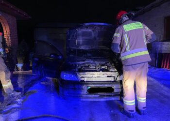 Błonie: Pożar samochodu na podwórku
