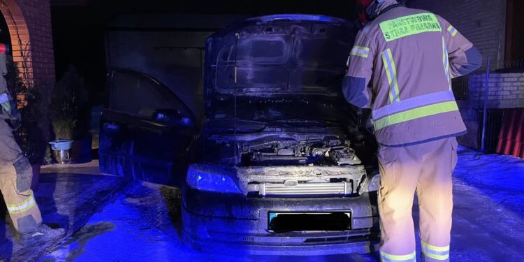 Błonie: Pożar samochodu na podwórku