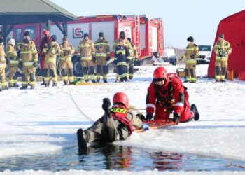 Tarnobrzeg. Ratownictwo lodowe zimą. Strażacy szkolą i apelują