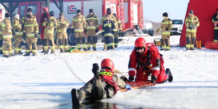 Tarnobrzeg. Ratownictwo lodowe zimą. Strażacy szkolą i apelują