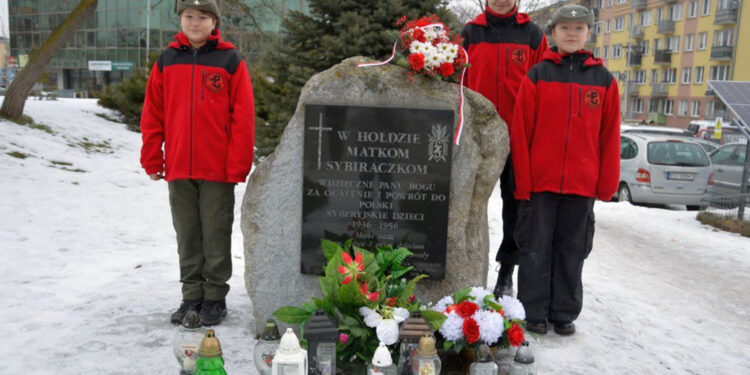 Stalowa Wola: Przypomnieli o masowej wywózce Polaków na Sybir – oddali hołd Matkom Sybiraczkom