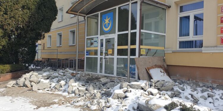 Tarnobrzeg. Schody przed urzędem w przebudowie