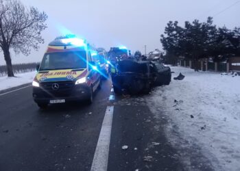 Obrazów: Trzy osoby w szpitalu po wypadku na DK77