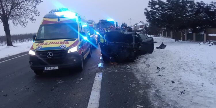 Obrazów: Trzy osoby w szpitalu po wypadku na DK77