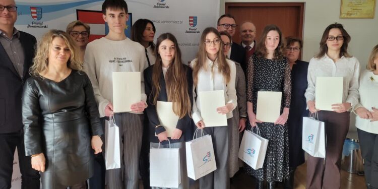Sandomierz: Najzdolniejsza młodzież otrzymała stypendia