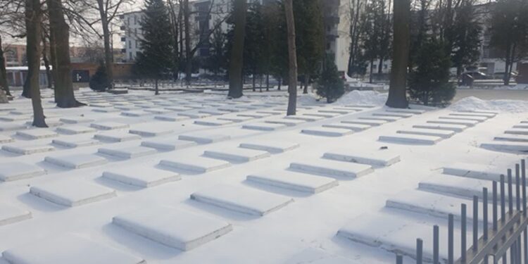 Tarnobrzeg. Ministerialne wsparcie dla miasta. Ostatni etap remontu cmentarza wojennego