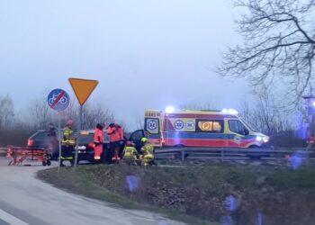 Nowa Dęba. Zderzenie dwóch aut. Dwie osoby trafiły do szpitala