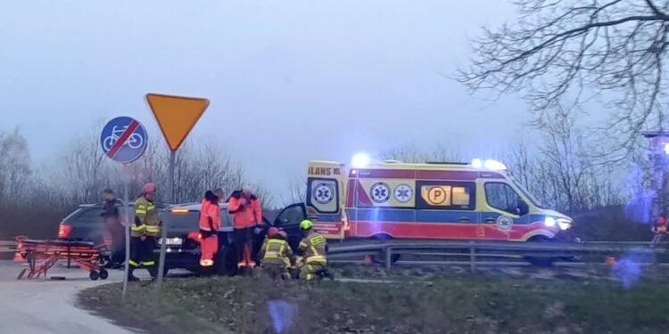 Nowa Dęba. Zderzenie dwóch aut. Dwie osoby trafiły do szpitala