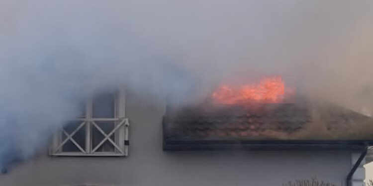 Pożar domu w Krzakach – jedna osoba poszkodowana