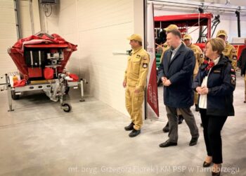 Nowa Dęba. Minister MSWiA z wizytą u strażaków