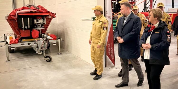 Nowa Dęba. Minister MSWiA z wizytą u strażaków