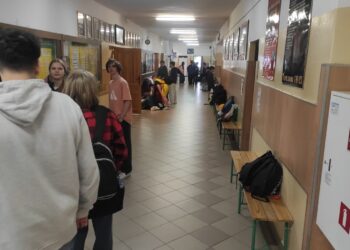 Mielec: W mieleckiej „TRÓJCE” bez telefonów komórkowych