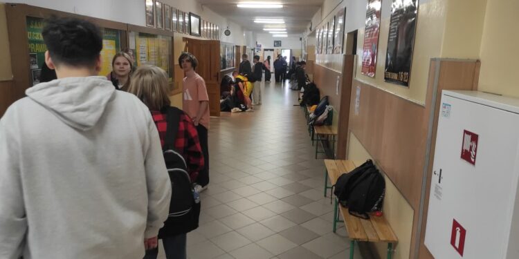 Mielec: W mieleckiej „TRÓJCE” bez telefonów komórkowych