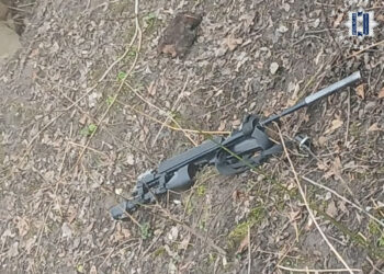 Ożarów: 34-latek, który strzelał z kbks – u do policjantki najbliższe miesiące spędzi w areszcie.